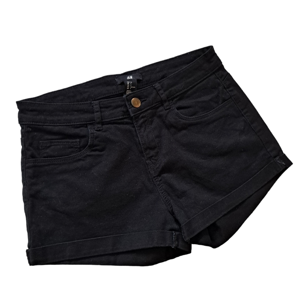 H & M black cuffed shorts